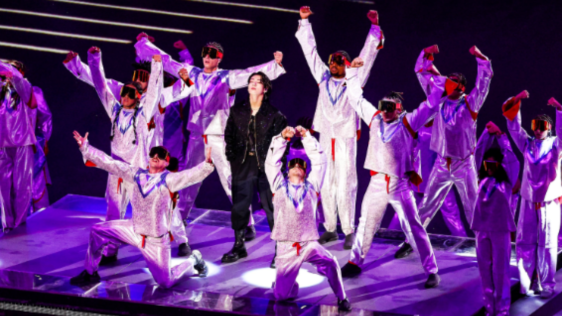 Jungkook de BTS pone a bailar a todos en la inauguración de Qatar 2022 con la canción “Dreamers” 