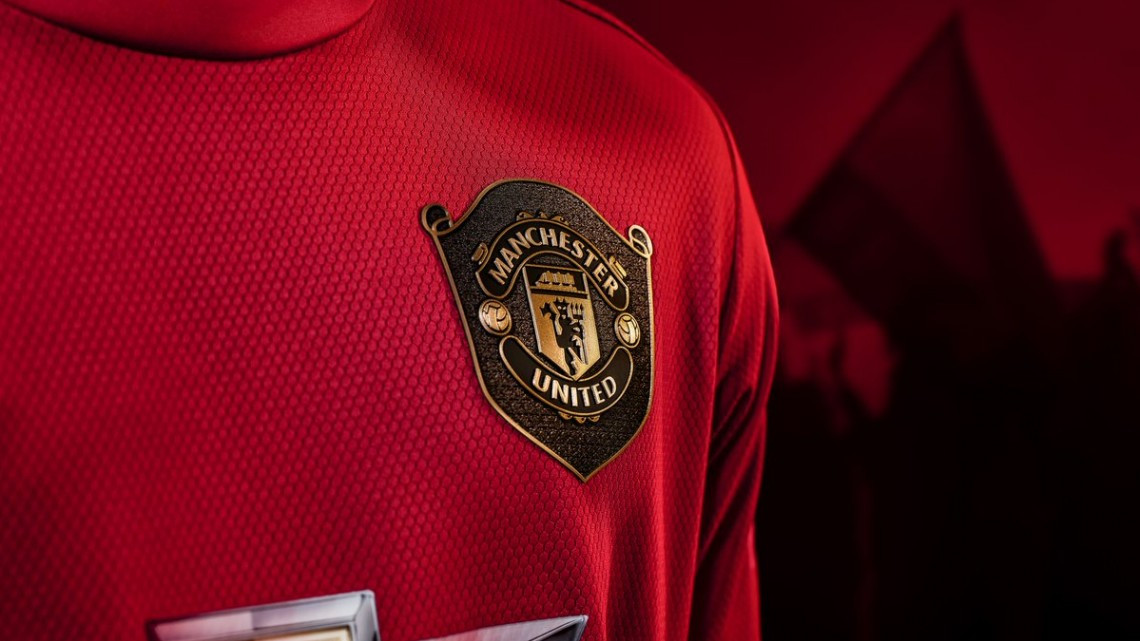 Pogba presenta la nueva camiseta del Manchester United