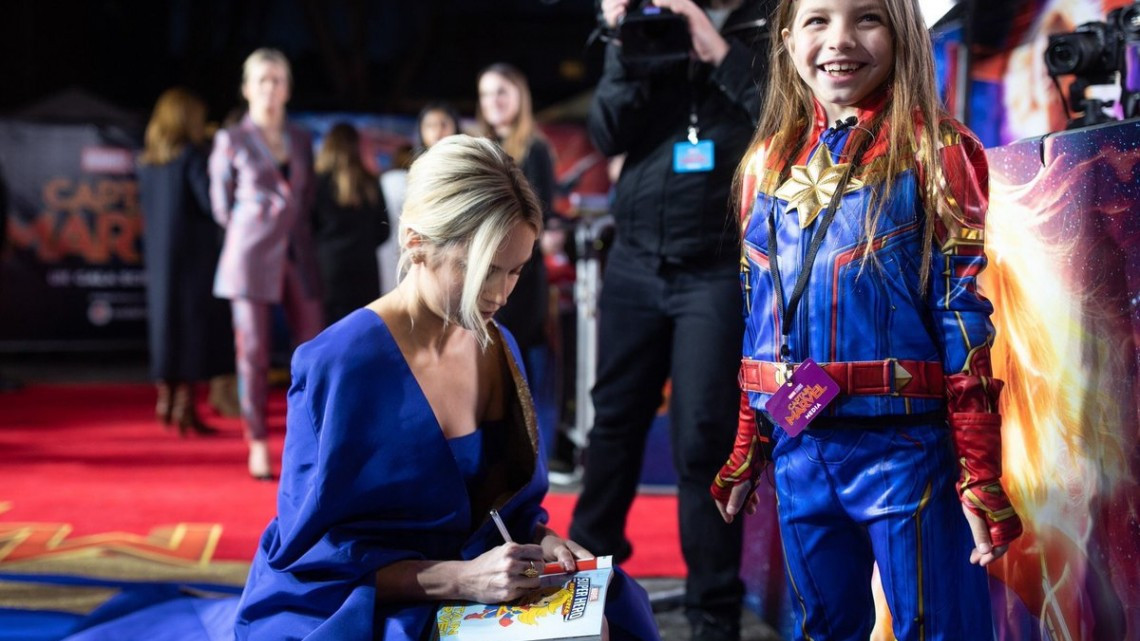 Brie Larson enamora en el estreno londinense de Captain Marvel