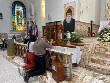 Exponen reliquias de San Chárbel en Reynosa