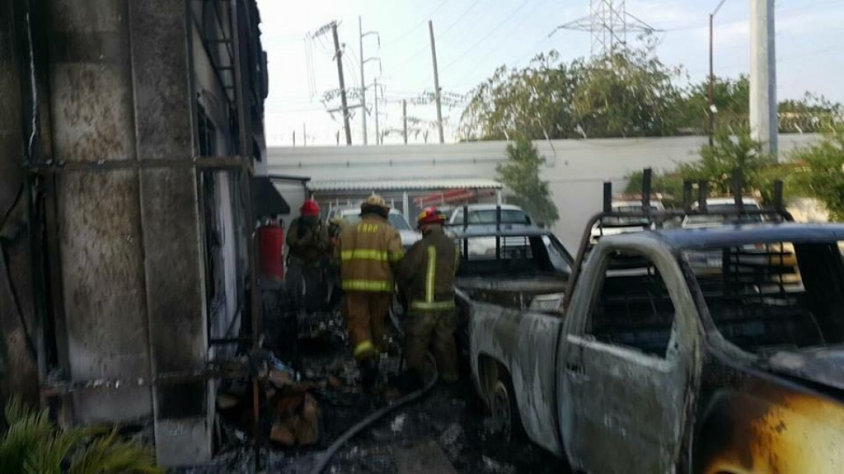 Corto circuito causa incendio en CFE