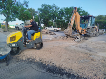 Reparación de baches en retorno de colonia La Joya mejora vialidad en la zona
