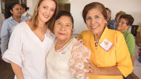 Festeja Mariana Gómez a padres y madres de Casa Club del Adulto Activo