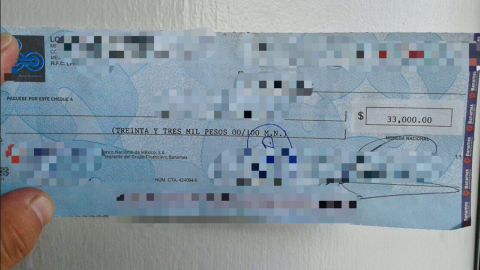 Policía honesto encuentra cheque y lo entrega a dueño