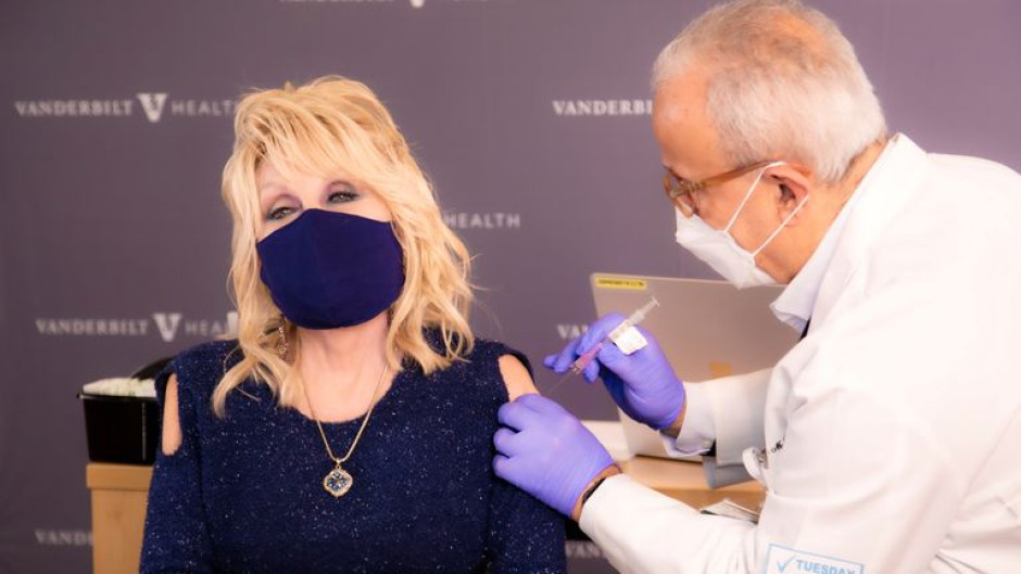 Dolly Parton recibe la vacuna contra el Covid-19