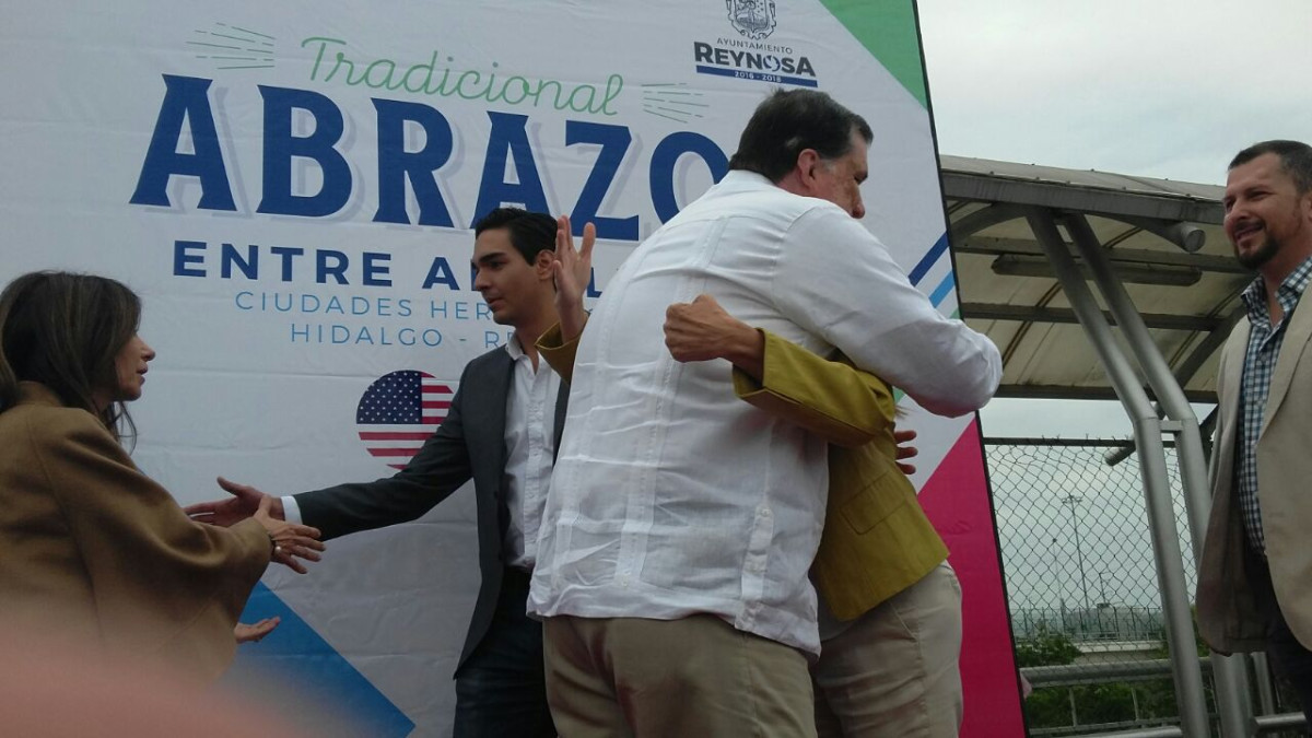 Celebran alcaldes de Reynosa e Hidalgo tradicional abrazo