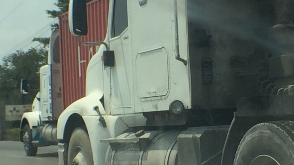 Analizan prohibir el paso a remolques de camiones al interior de colonias