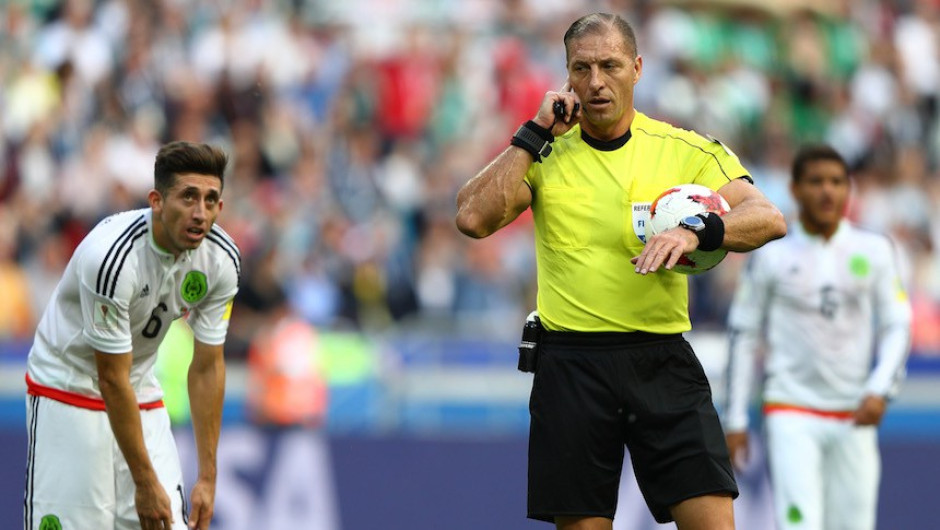 Árbitros mexicanos ensayan el VAR para usarlo en liguilla