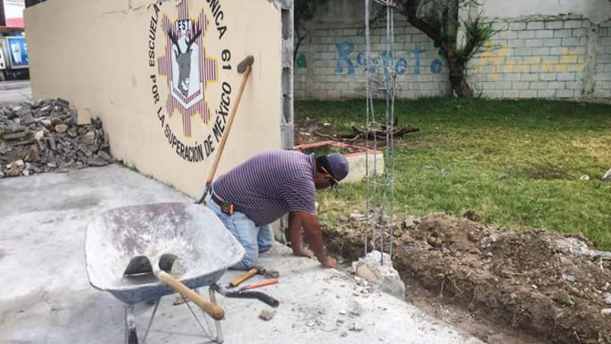 Trabajan en la construcción de una barda en la Secundaria Técnica 61