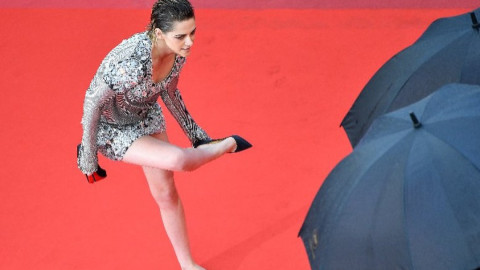 Kristen Stewart camina descalza en la alfombra roja de Cannes