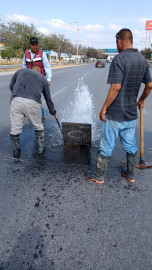 Sondea COMAPA líneas de agua potable para mejorar presión