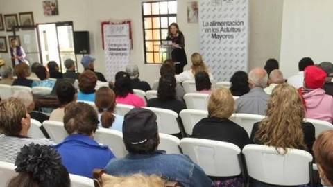 DIF Imparten pláticas para mejorar alimentación para la tercera edad