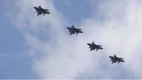 EU exhibe músculo militar con vuelo de bombarderos y cazas