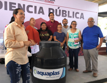 Entregan tinacos a familias en audiencias públicas