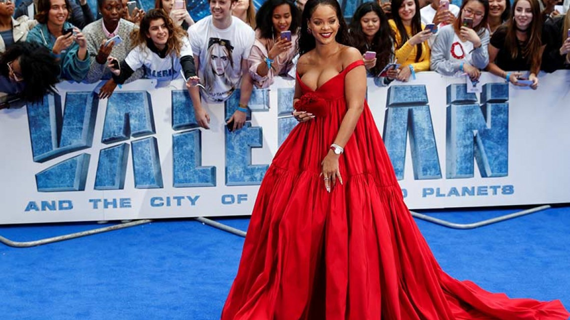 Rihanna con vestido rojo y un gran escote