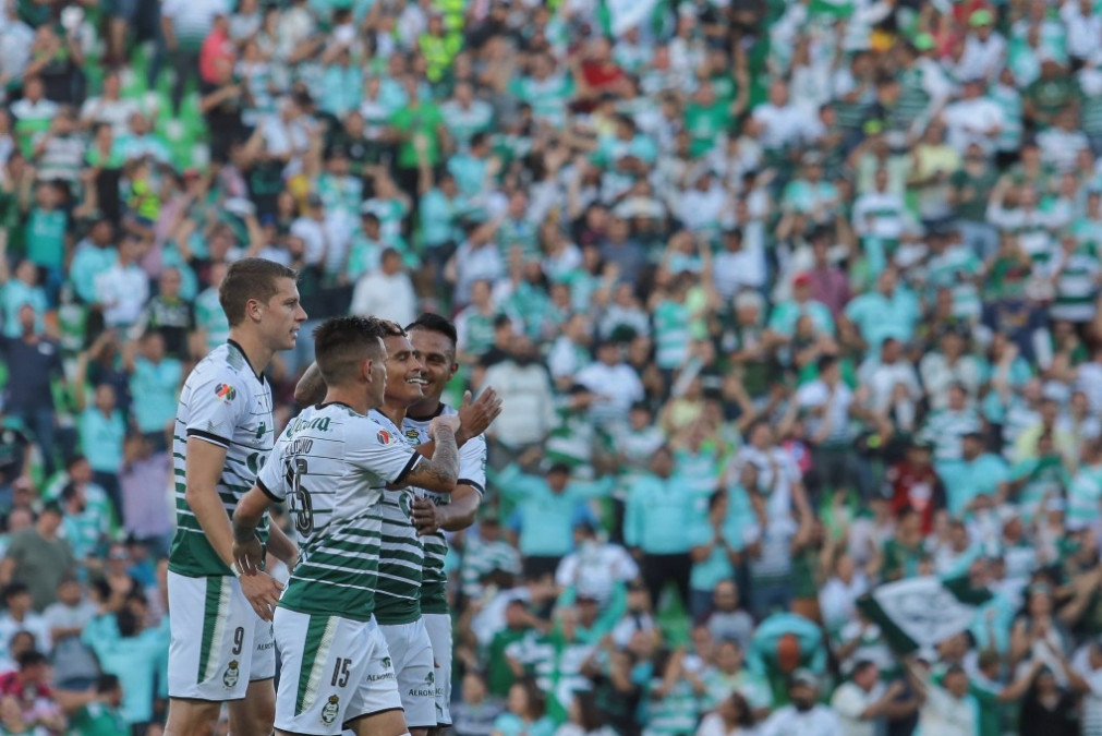 Santos golea al América y acaricia la final de Liga