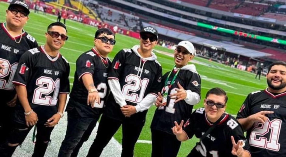 Eduin Caz responde a abucheos e en el show del partido de la NFL