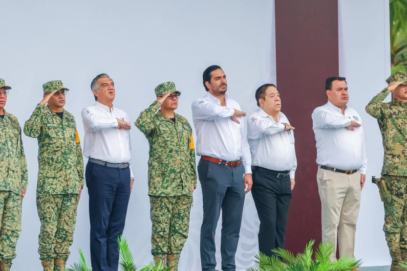 Presidió Gobernador Américo Villarreal Anaya Honores a la Bandera acompañado por el Alcalde Carlos Peña Ortiz y el General Brigadier DEM Fernando Colchado Gómez