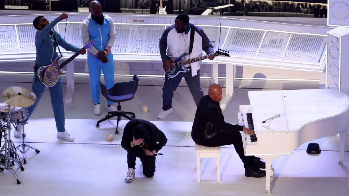 Eminem se arrodilla en el espectáculo del medio tiempo en honor a Kaepernick
