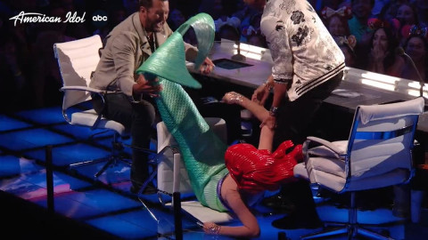 Katy Perry sufre aparatosa caída en American Idol vestida de La Sirenita