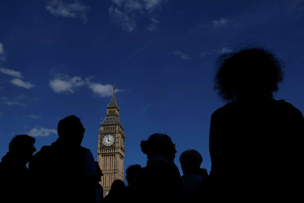 Ciudadanos se reúnen en el Big Ben para escuchar su ultimo campaneo 