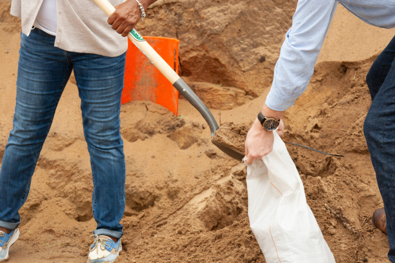 Abren centros para obtener sacos de arena ante posibles lluvias