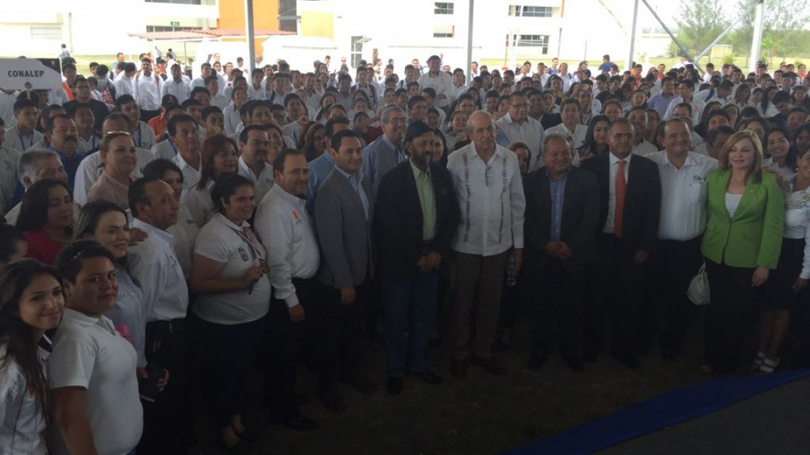 Entregan reconocimientos a jóvenes destacados