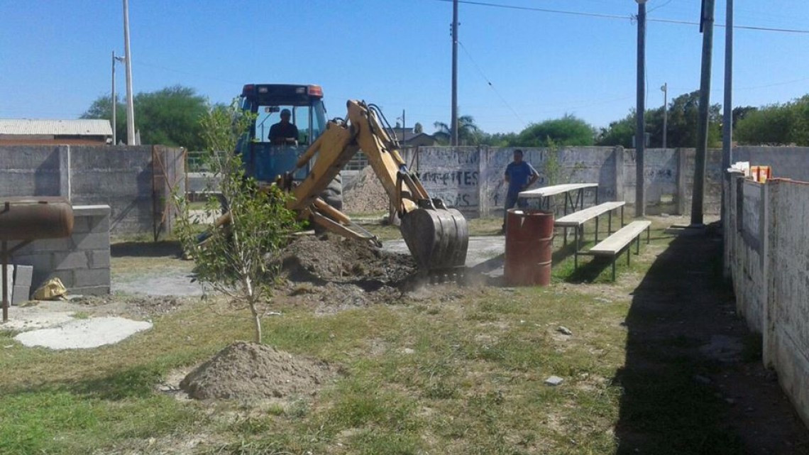 Realizan trabajos de mantenimiento en parque de softbol