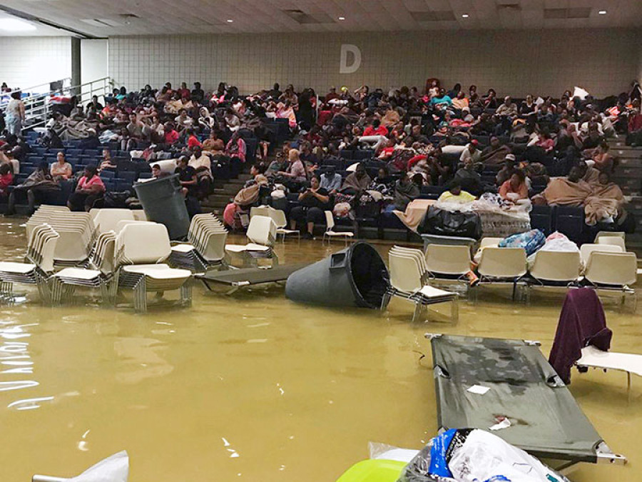 Se inunda albergue para afectados por inundaciones en Houston 
