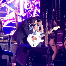 Vocalista de Moderatto regala guitarra a fan en Reynosa