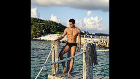 Carlos Rivera enciende redes sociales con atrevida foto