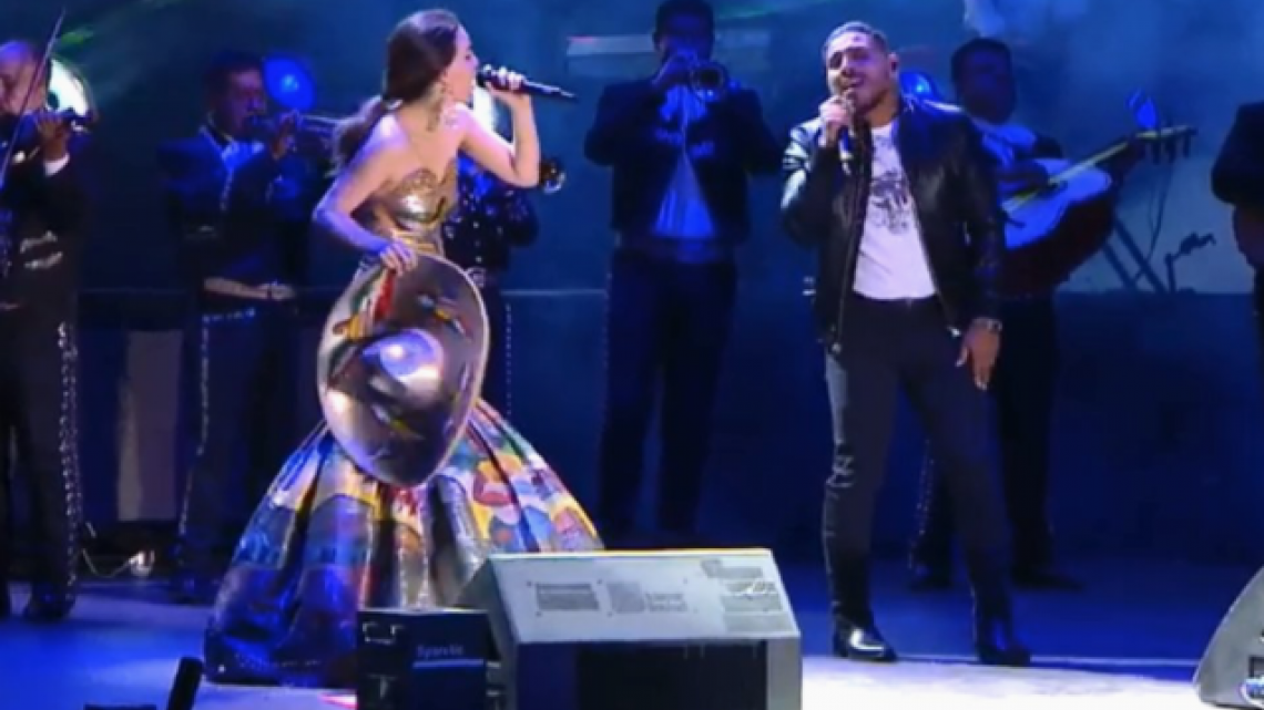 Belinda presentándose en el AMLO Fest