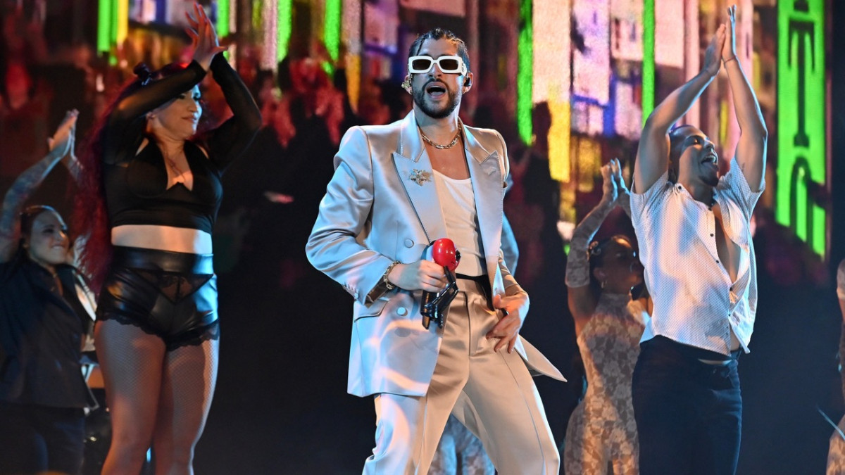 Bad Bunny hace historia en los premios MTV VMAs