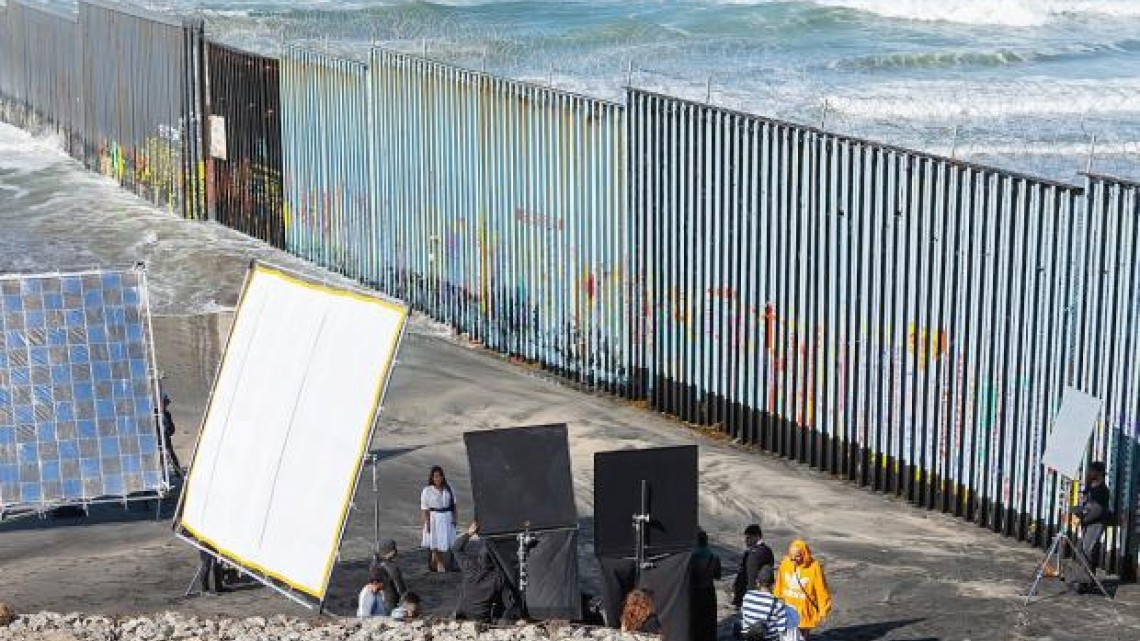 Yalitza Aparicio protagoniza sesión en muro fronterizo