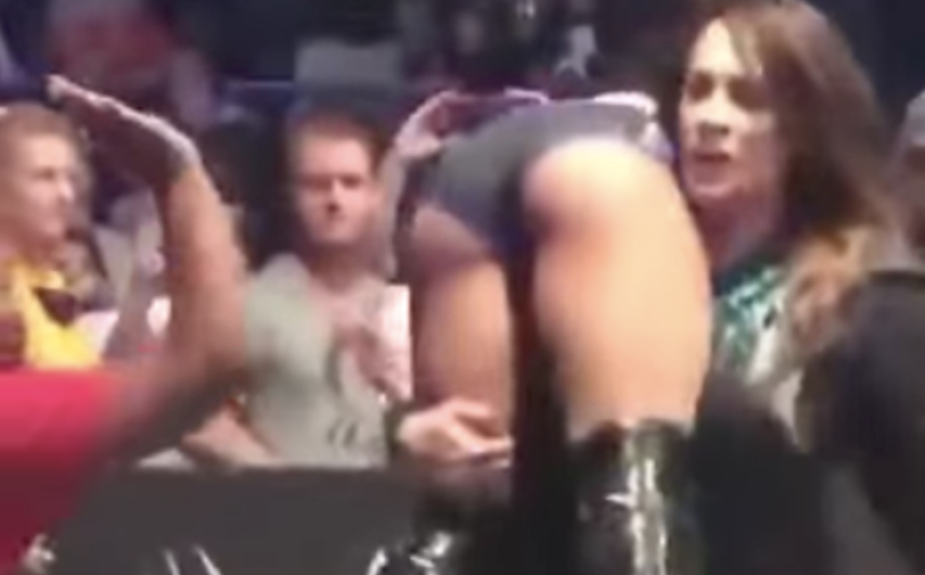 Niño le toca los glúteos a luchadora de la WWE 
