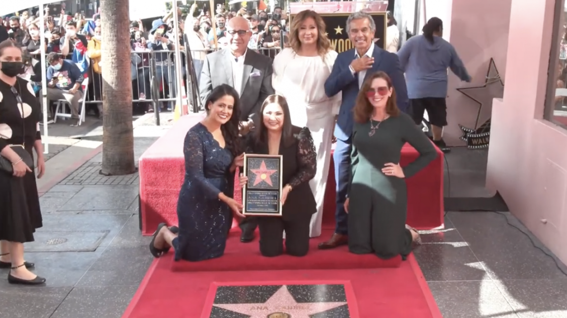 Recibe Ana Gabriel su estrella en el Paseo de la Fama de Hollywood