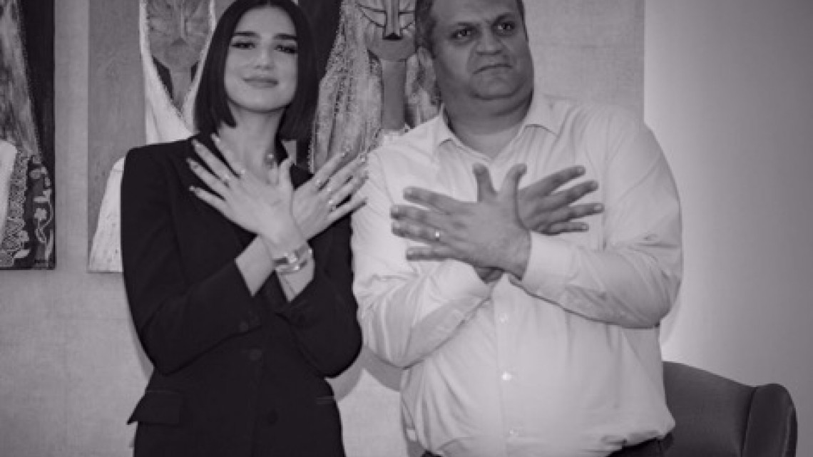 Dua Lipa recibe la llave de su ciudad, Pristina en Kosovo