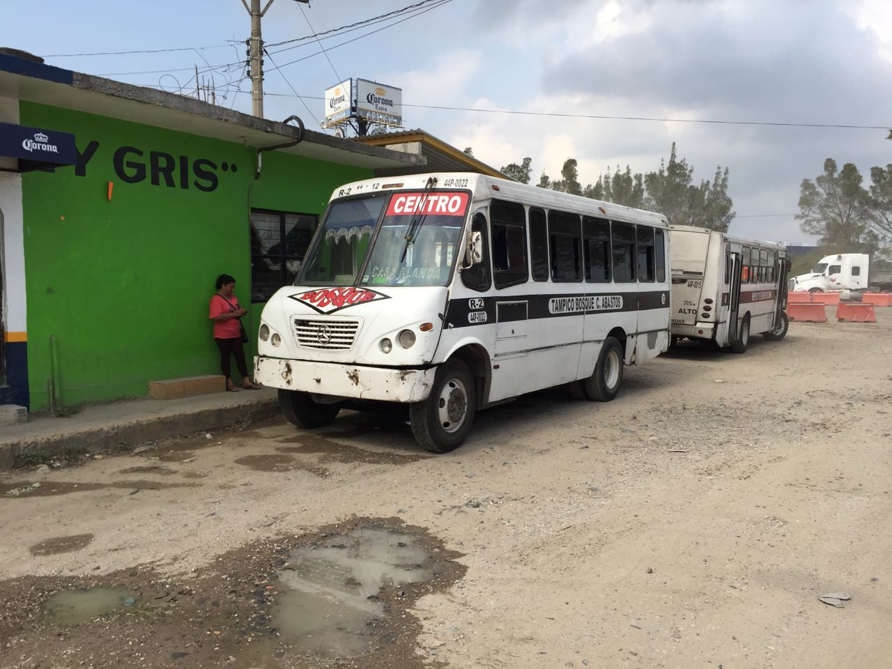 Chóferes se manifiestan, por cobros excesivos de los concesionarios