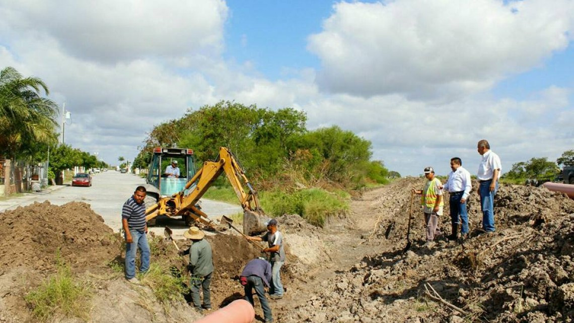 Alcalde supervisa trabajos de instalación de tubería
