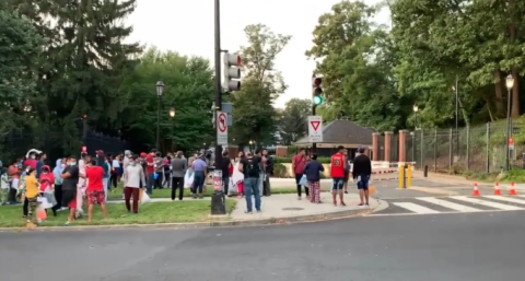 Gobierno de TX envía dos autobuses con migrantes a residencia oficial de Kamala Harris   