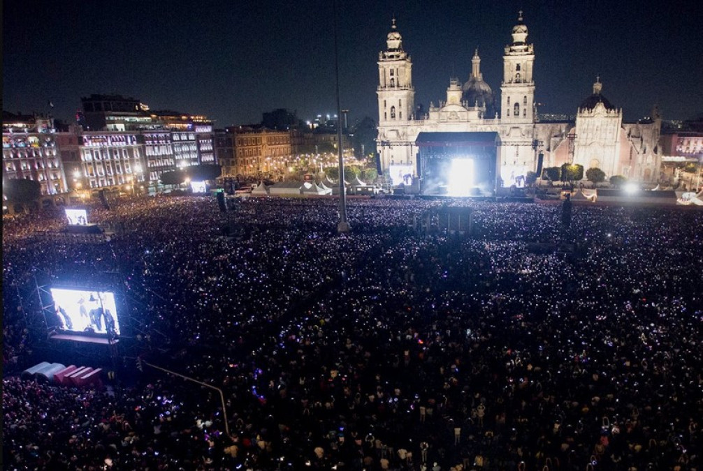 Rosalía triunfa en el zócalo ante miles