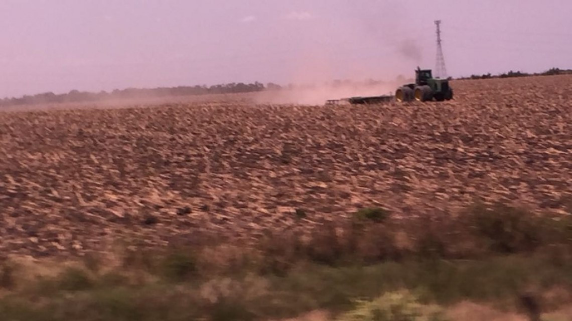 Llevan agua en pipas a zonas rurales afectadas por sequía