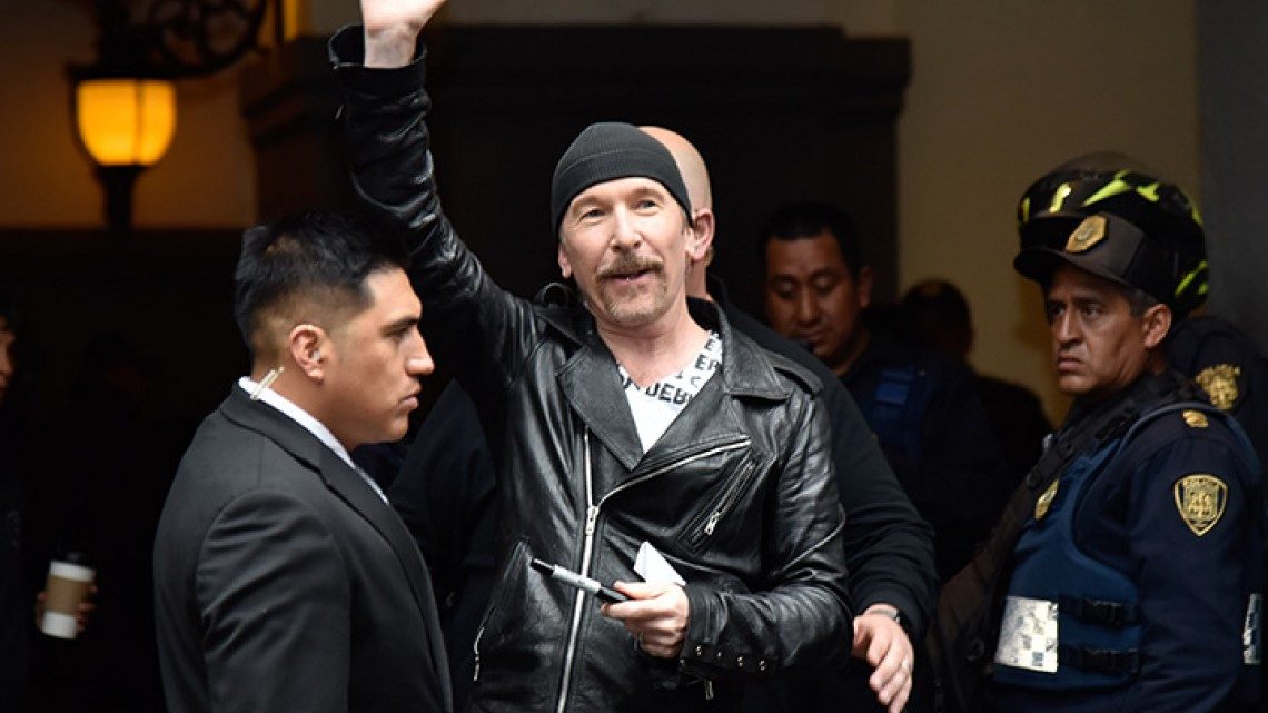 Los U2 saludan a su público antes del concierto