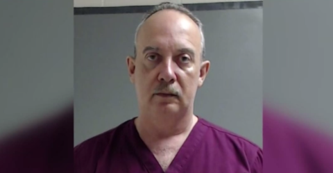 Pacientes acusan a médico de asalto sexual