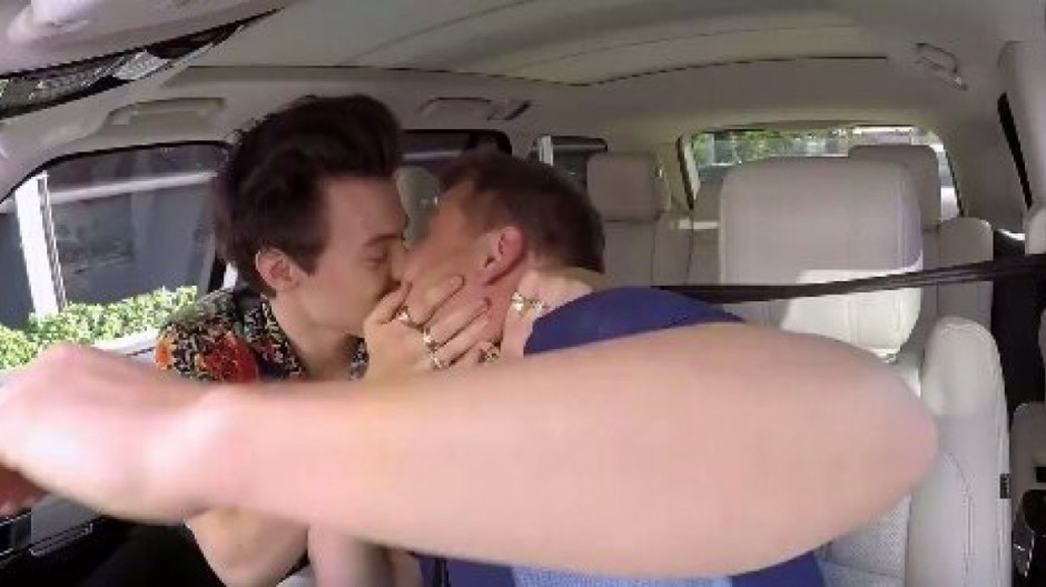 El beso navideño de Harry Styles