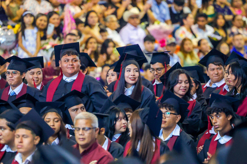 Participó Carlos Peña Ortiz en XLI Graduación de 700 alumnos del CETIS No. 131