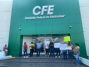 Se manifiestan en oficinas de CFE tras una semana sin luz