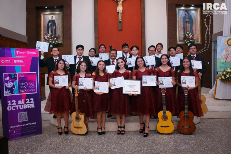 Interpreta canciones de amor la Rondalla Juvenil Mixta IRCA