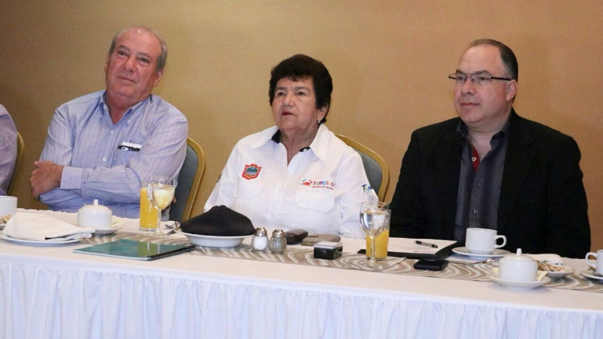 Presenta Alcaldesa ante CIEST proyectos de parque acuático y un teleférico 