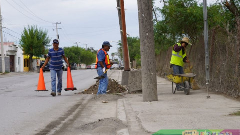 Realizan labores de limpieza en calle Cuauhtémoc